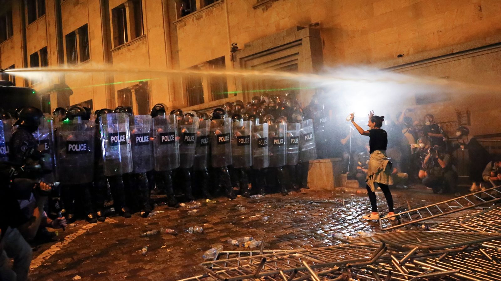 Изображение: Полицията за борба с безредиците задържа демонстрант в столицата