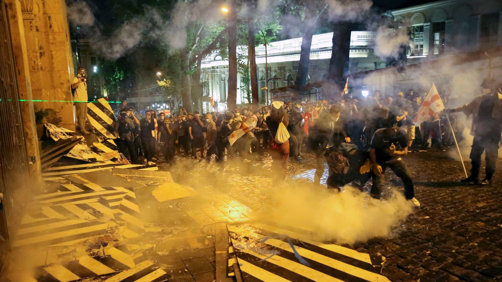 Грузия протестира: Шокови гранати, използвани срещу демонстранти, докато „законопроектът за Русия“ преминава към следващия етап