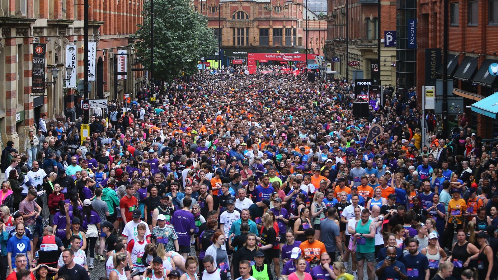 Man dies after collapsing during Great Manchester Run