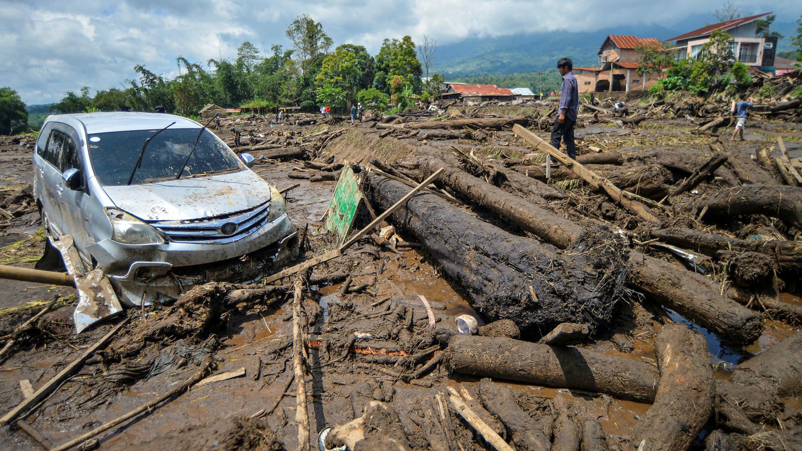 Свлачища от студена лава и внезапни наводнения оставиха 43 жертви в Индонезия след проливни дъждове