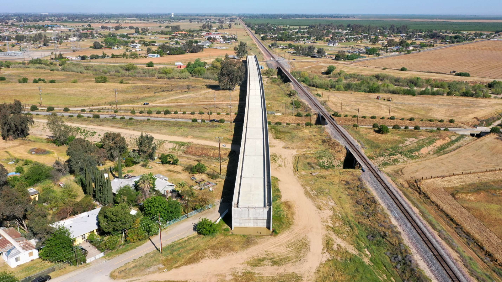 Калифорния се подиграва с „мост за милиарди долари“ до нищото