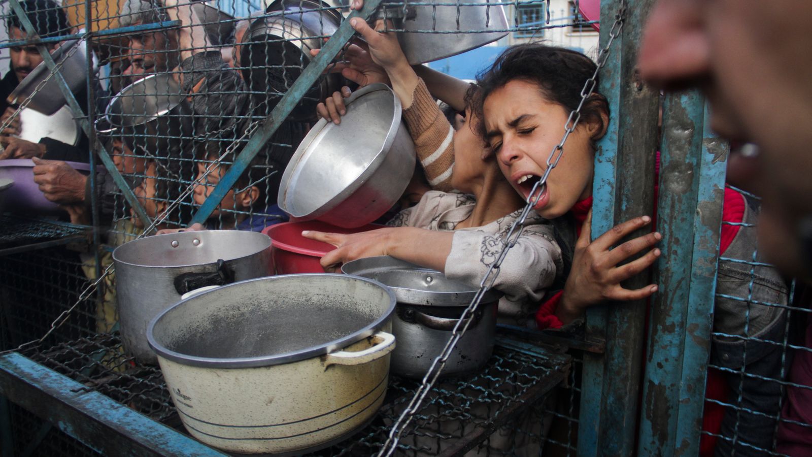 Изображение: Деца се редят на опашка, за да получат храна