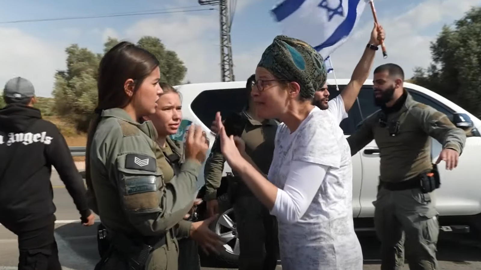 Изображение: Израелски демонстранти, заснети до камионите с помощ Ние се