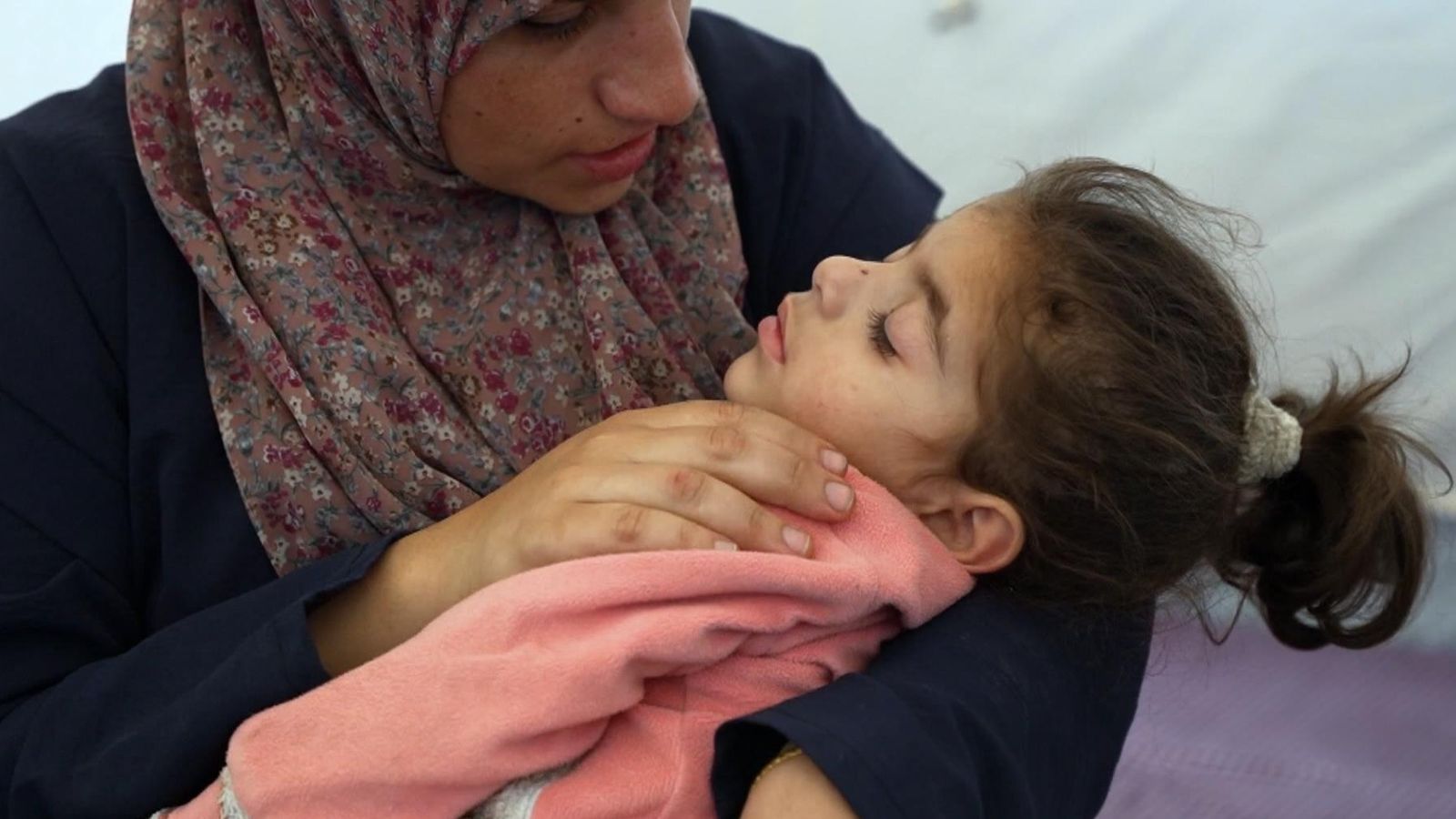 Момиче, на три години, с изключително рядко заболяване, отказа да избяга от Газа за лечение