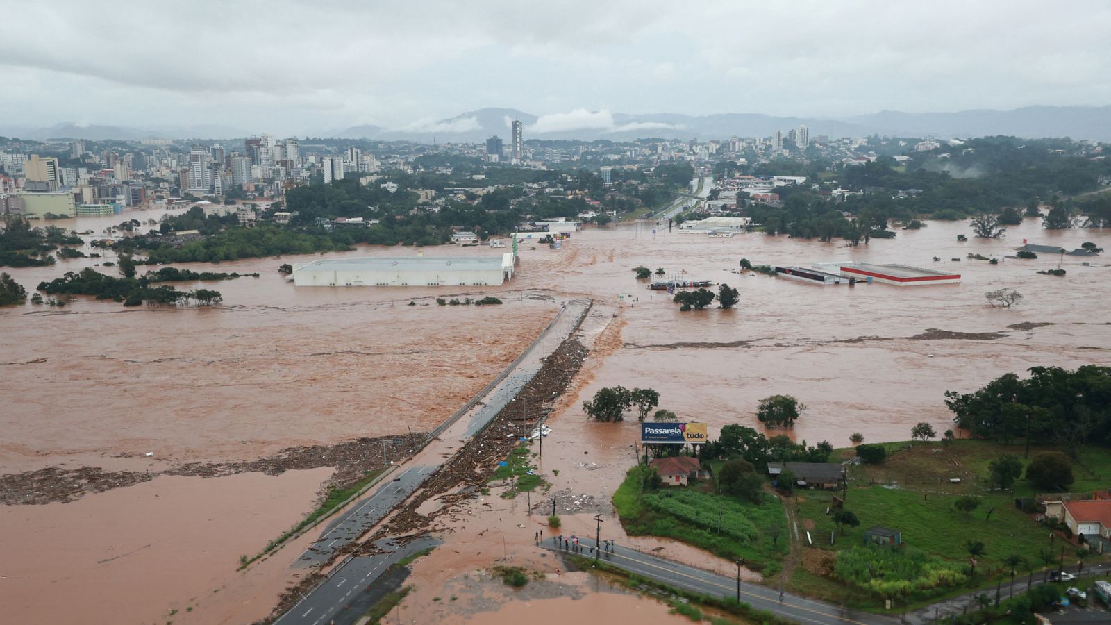 Des dizaines de morts et des routes transformées en rivières alors que le Brésil est frappé par des inondations record |  Nouvelles du monde