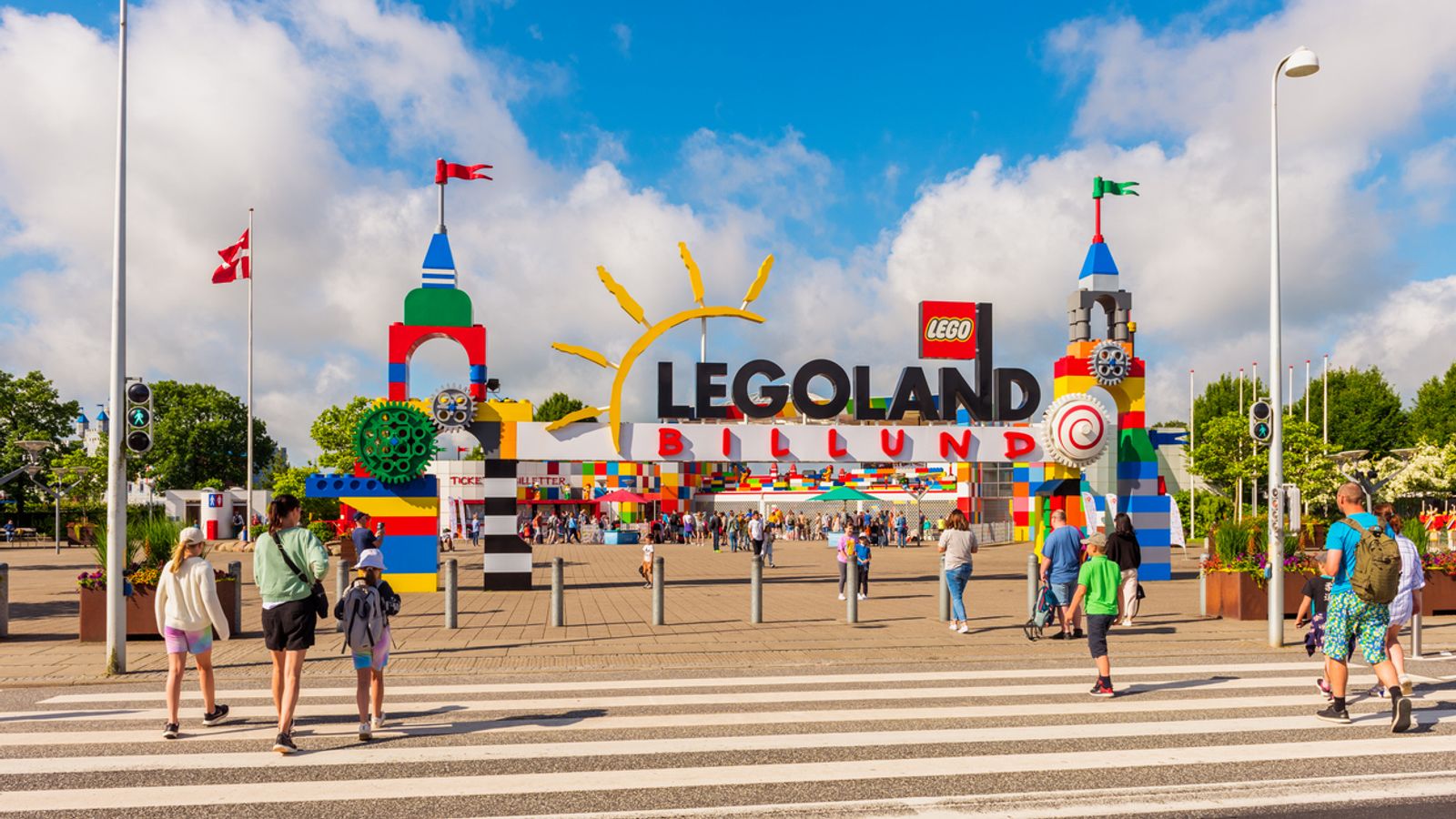 Legoland: Пожар унищожава част от тематичен парк в Дания