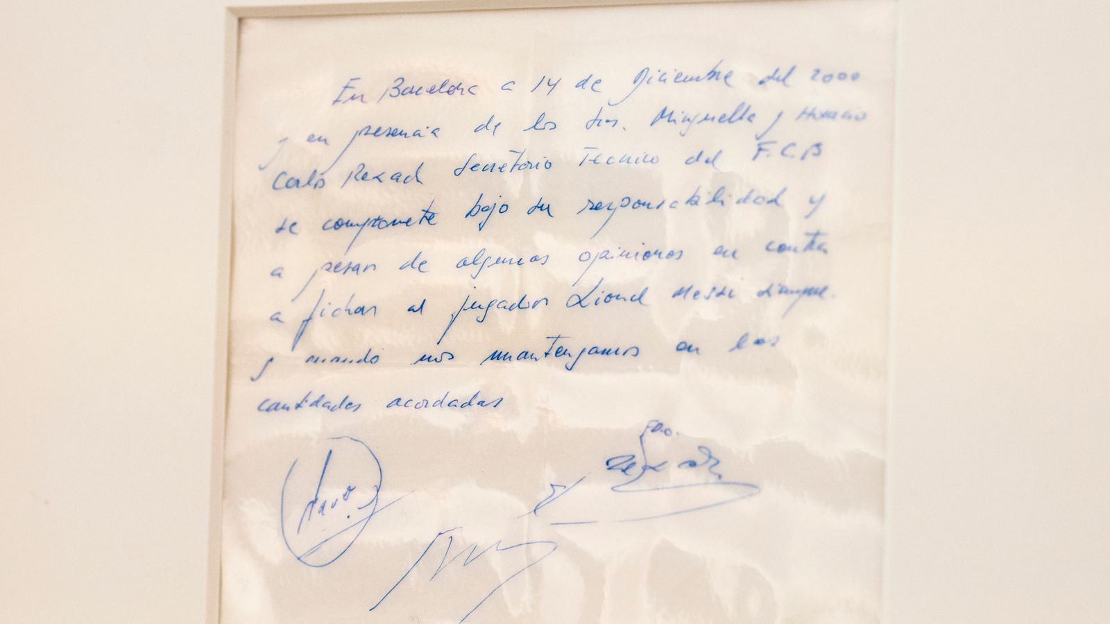 Лионел Меси: Салфетка, която запечата трансфера на футболната легенда в Барселона, е обявена за продажба за £300K