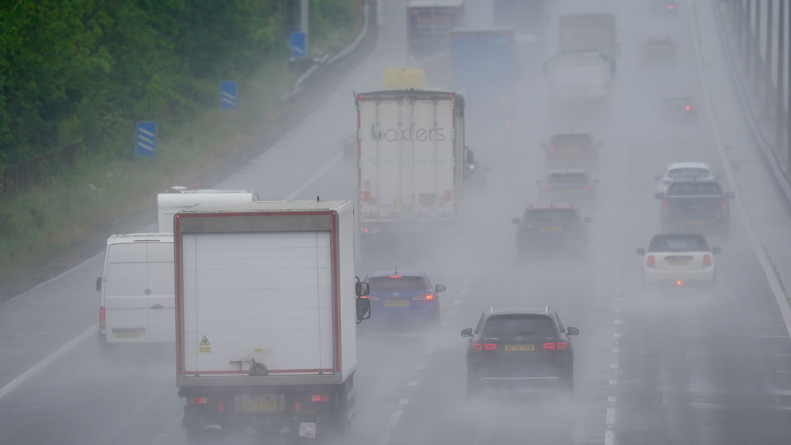 Времето в Обединеното кралство: Допълнителен силен дъжд може да причини опасност за живота след кално свлачище, предупреждава Метеорологичната служба