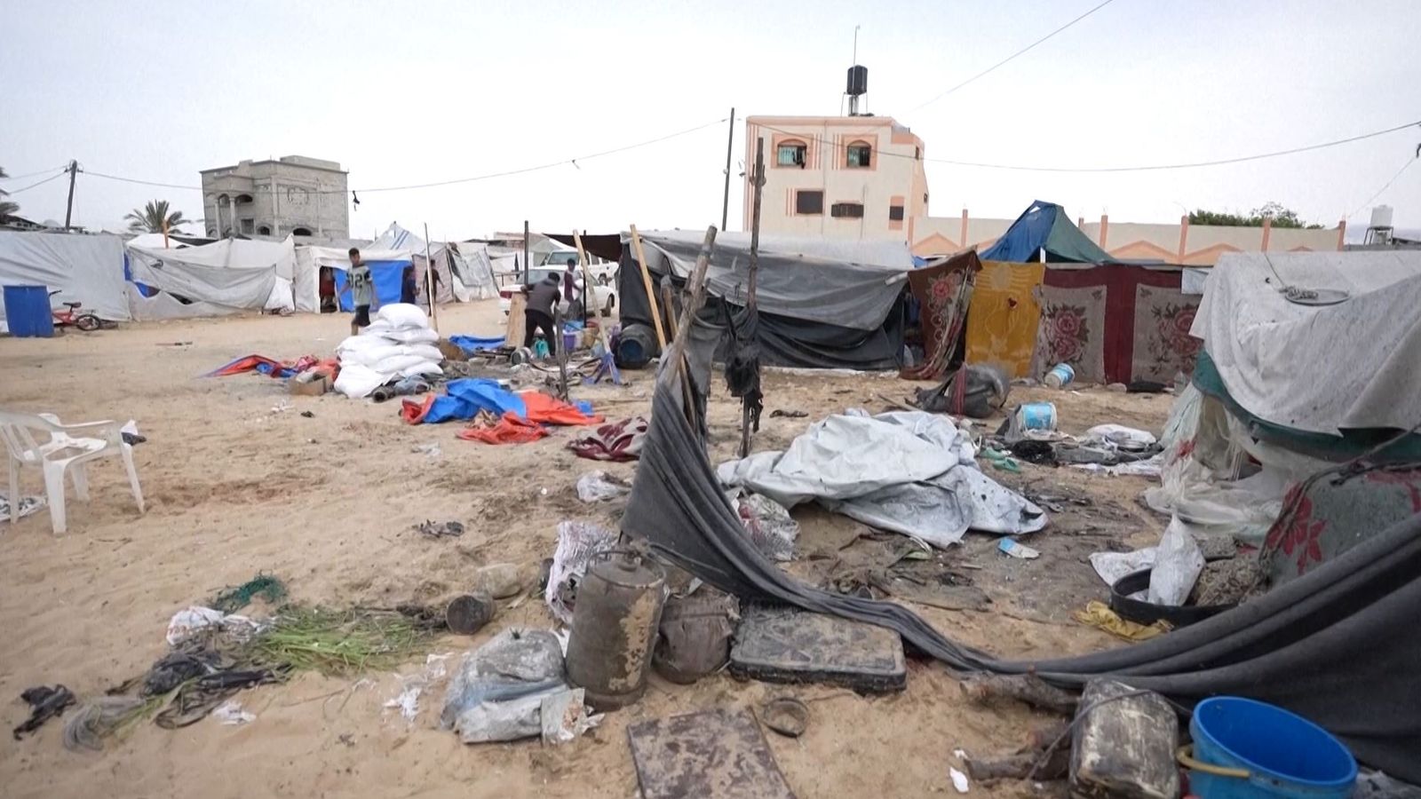 Официални лица в Газа твърдят, че повече от 20 души са убити при израелски обстрел на палатков лагер на фона на възмущение от по-ранен въздушен удар