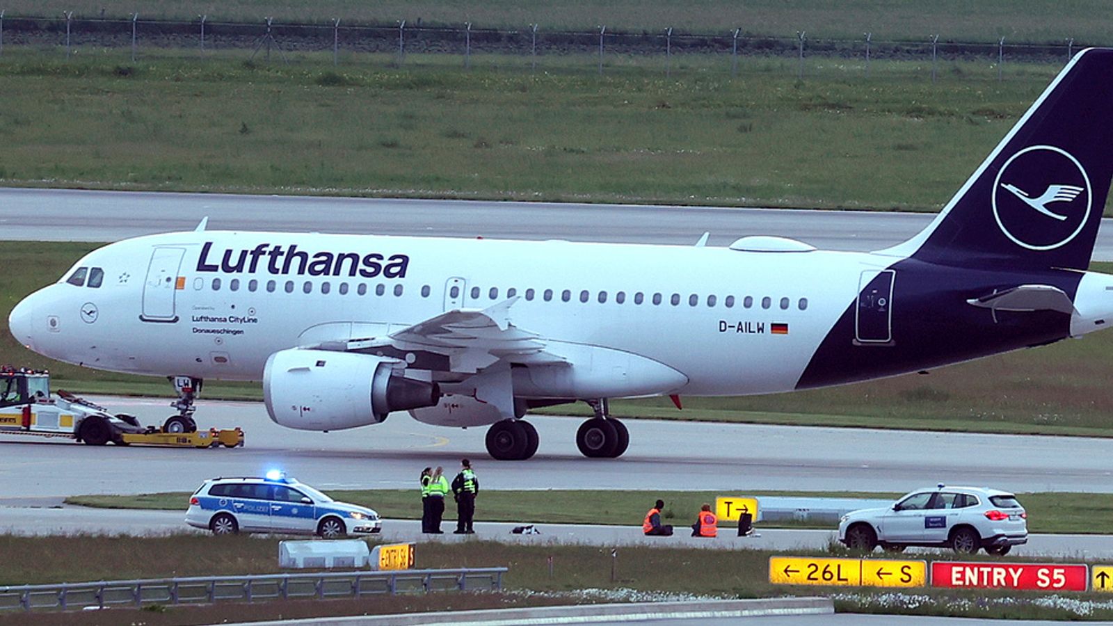 Летище Мюнхен беше принудено да затвори за два часа, след като протестиращите срещу климата се залепиха на пистата