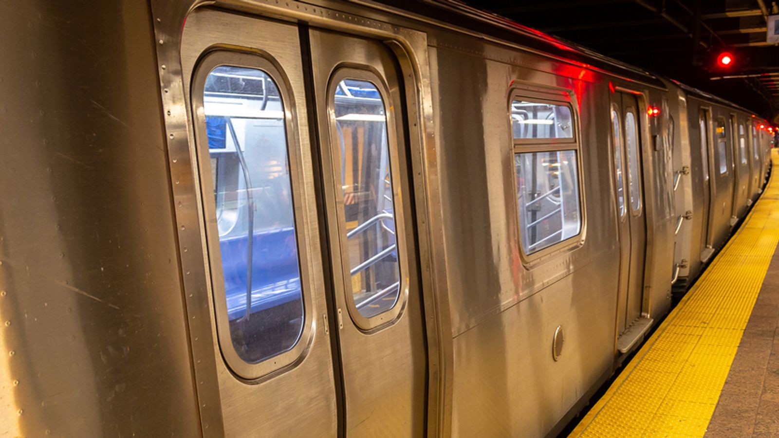 Мъж получава изгаряния, след като пламтяща течност е хвърлена по него в метрото на Ню Йорк