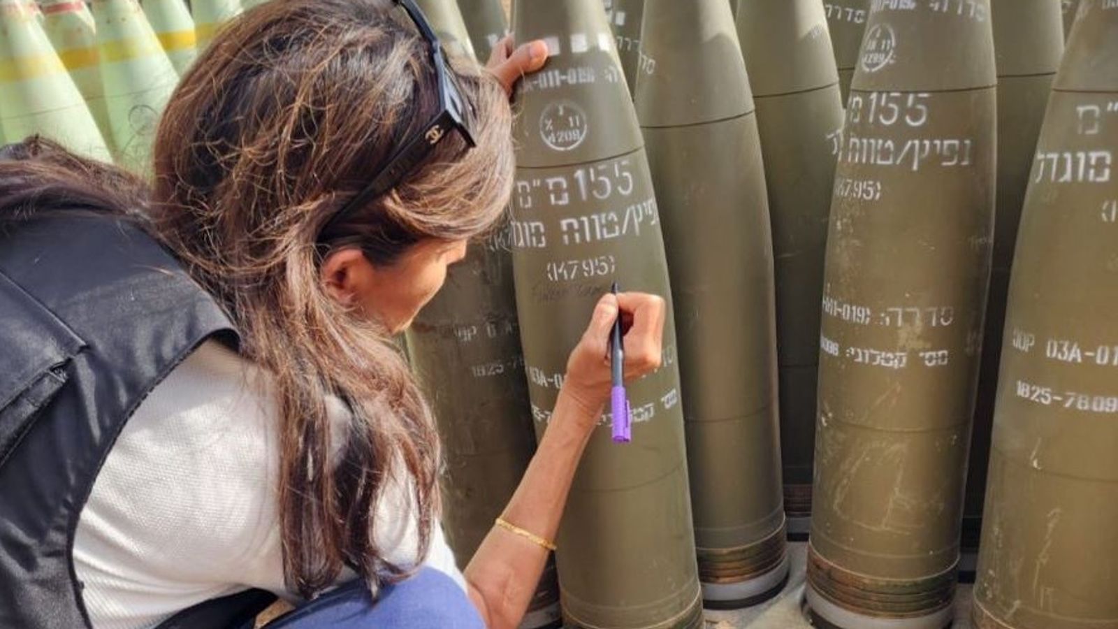 Ники Хейли пише „довършете ги“ върху снаряда на IDF по време на посещение в Израел