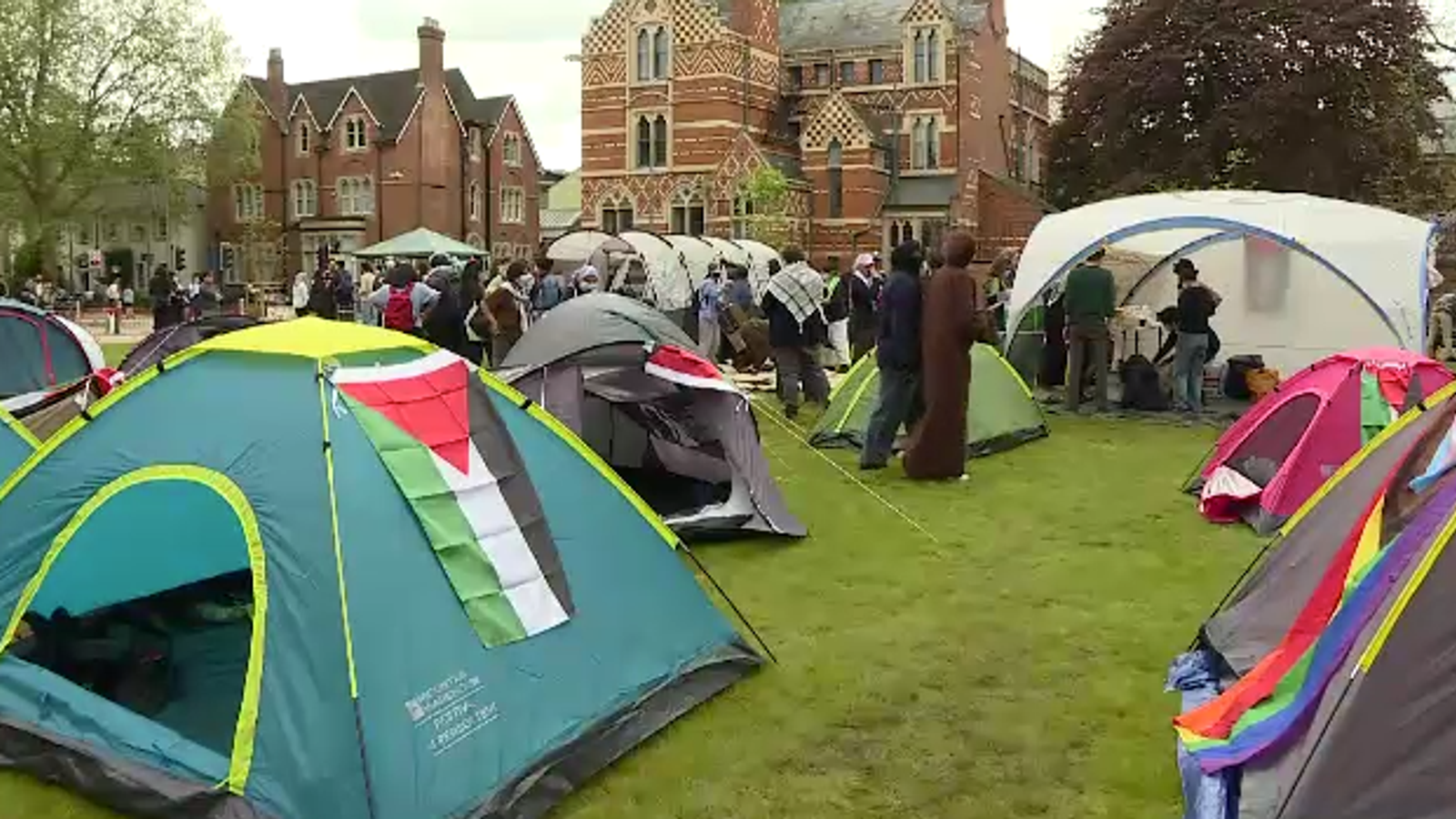 Студенти от Оксфорд и Кеймбридж създадоха пропалестински лагери пред сградите на университета