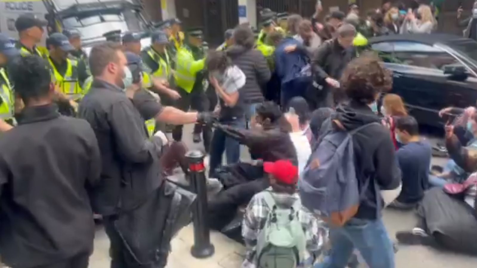 Оксфорд: Полицията се намесва, след като пропалестински протестиращи седнаха в сградата на университета