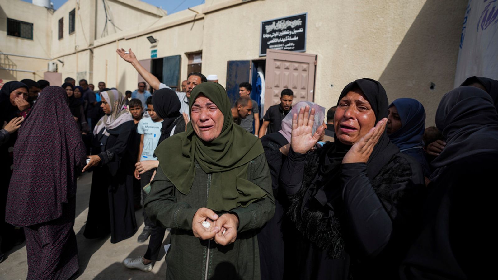 Жени и деца, убити при израелски въздушни удари в Газа - докато американският пратеник се среща с Бенямин Нетаняху