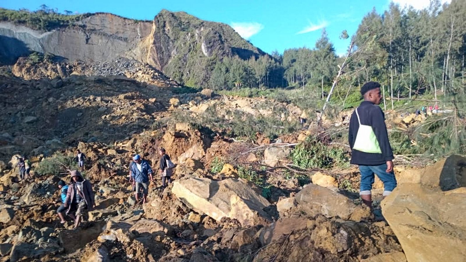 Папуа Нова Гвинея: Страхува се, че стотици са убити, след като свлачище затрупа отдалечено село