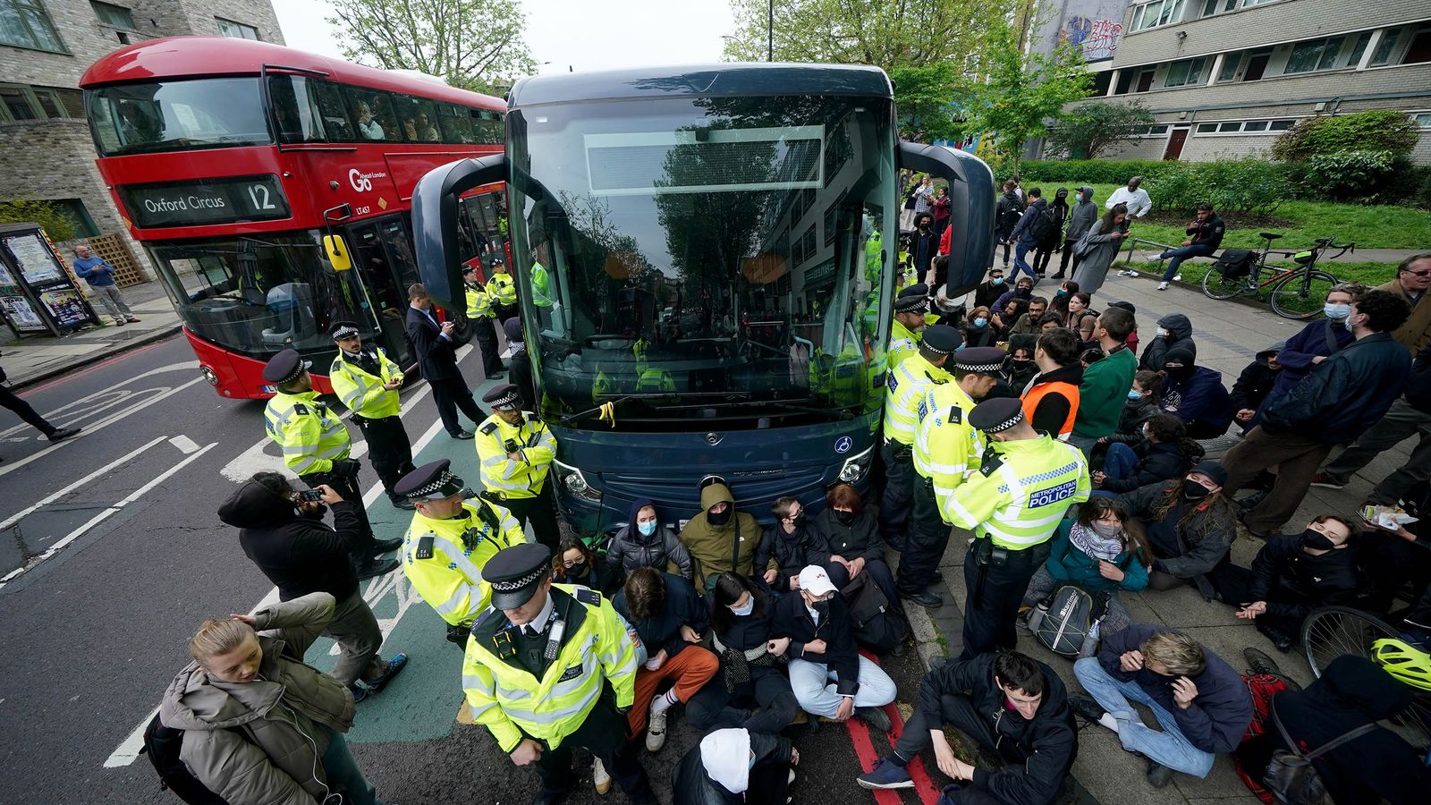 Биби Стокхолм: Протестиращите блокират автобуса, докато се опитват да спрат преместването на търсещи убежище на шлеп