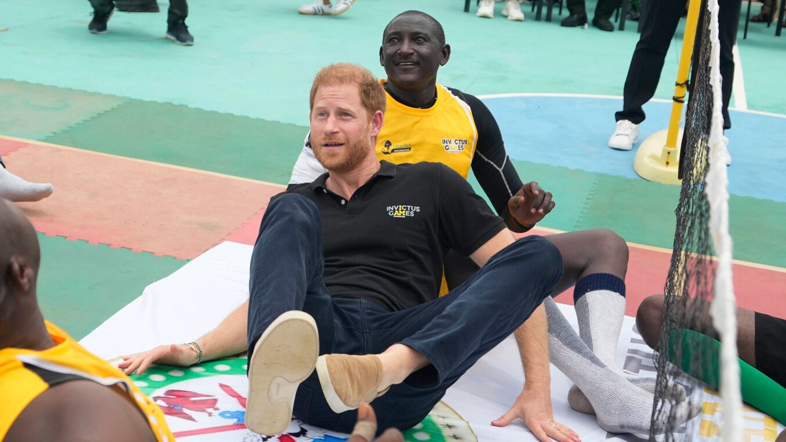 Принц Хари играе седнал волейбол на турне в Нигерия с Меган