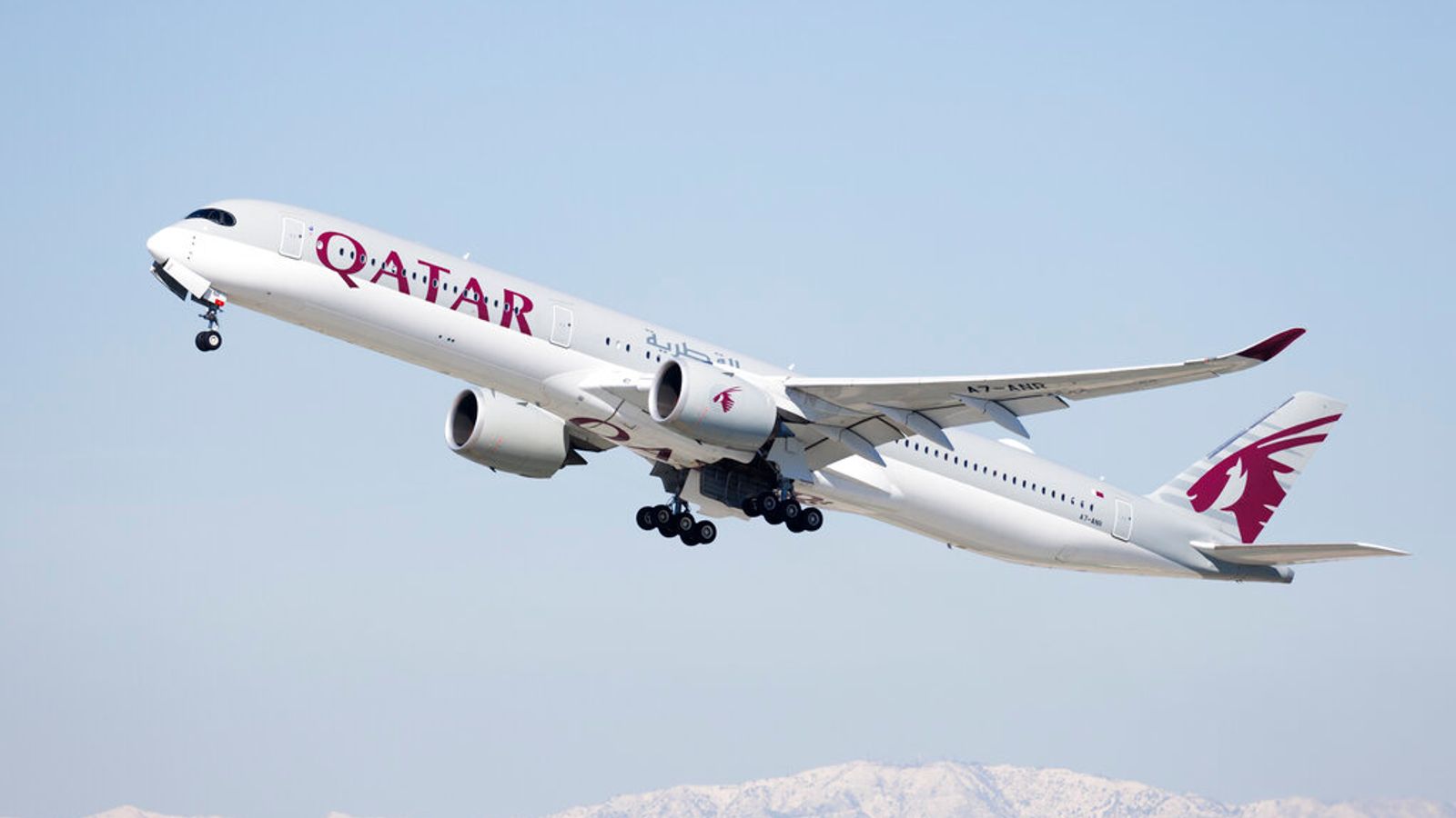 Служби за спешна помощ на летище Дъблин след пътници и екипаж, ранени от турбуленция на полет на Qatar Airways