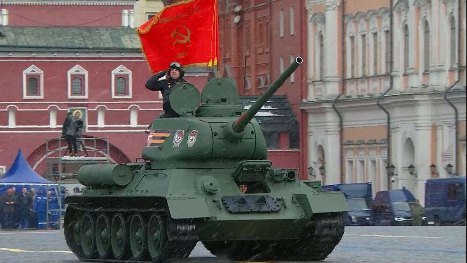 ロシアの戦勝記念日のパレード：ウラジーミル・プーチン大統領、国は「困難な時期」を迎えていると語る中、展示された戦車は1台のみ | 世界のニュース