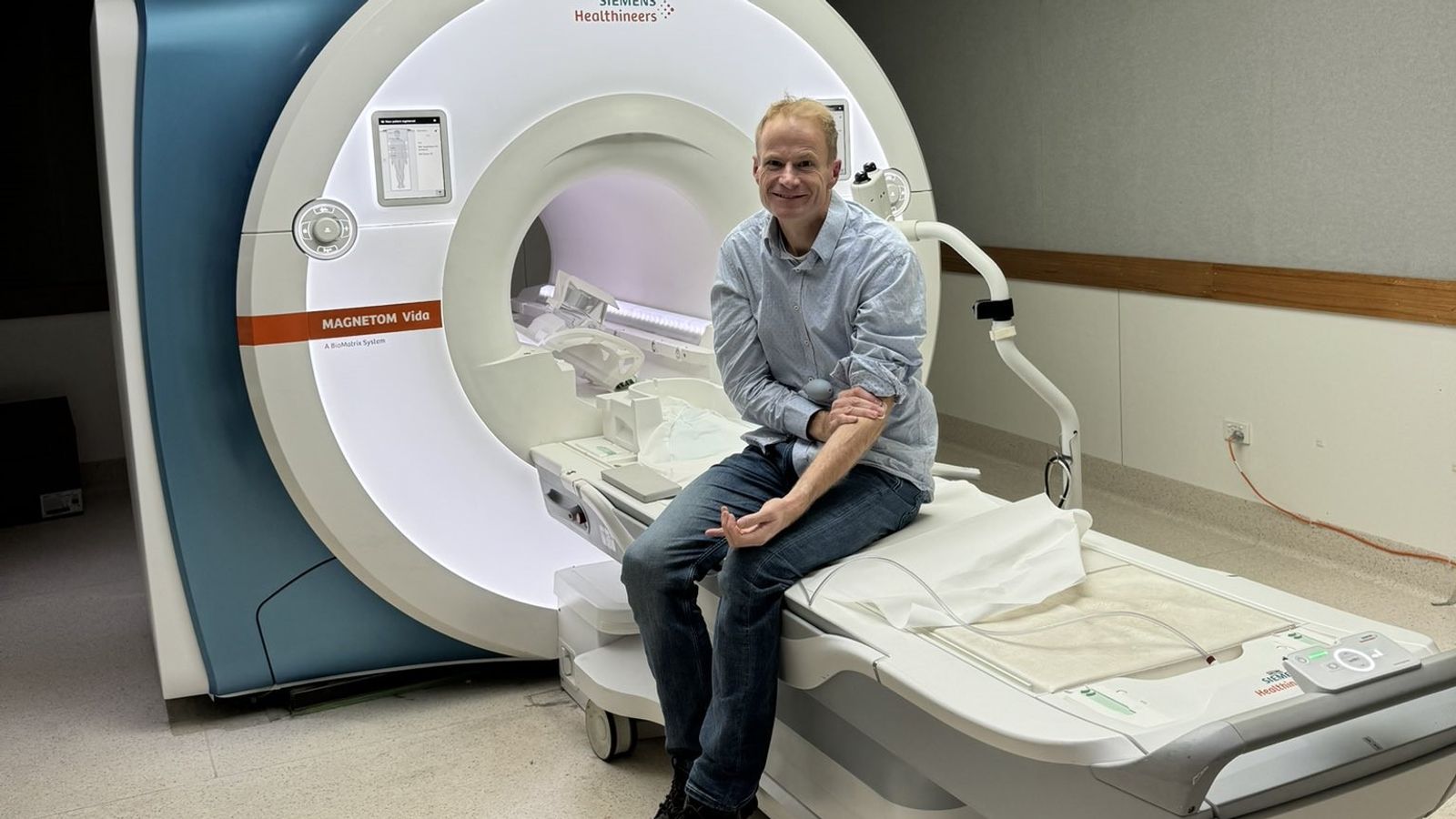 Photo of Takmer rok po diagnostikovaní nevyliečiteľného nádoru na mozgu je lekár stále bez rakoviny – vďaka svojej vlastnej priekopníckej liečbe.  svetové novinky