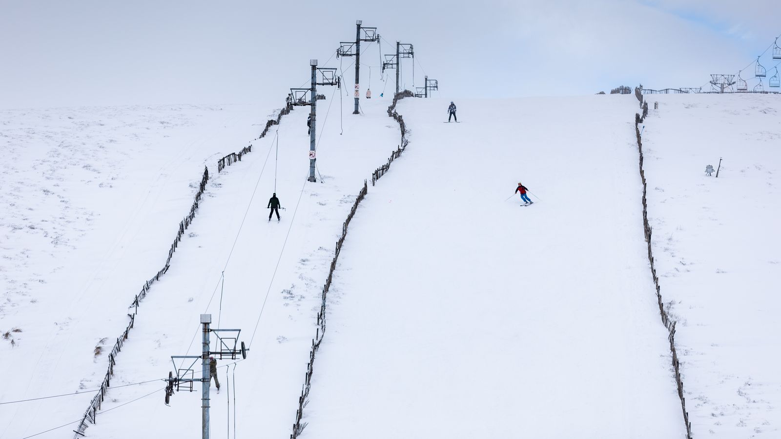 Тежка борба за осигуряване на бъдещето на ски центъра, тъй като той се бори за сняг