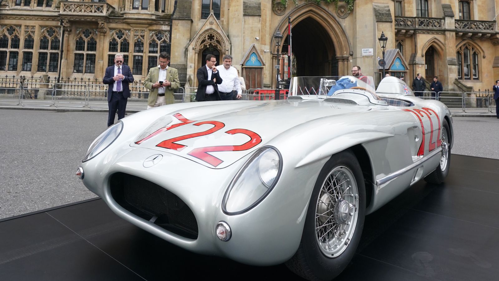 Сър Стърлинг Мос: Класически автомобили, кралски особи и знаменитости се събират в Уестминстър, за да отпразнуват легендата на автомобилните състезания