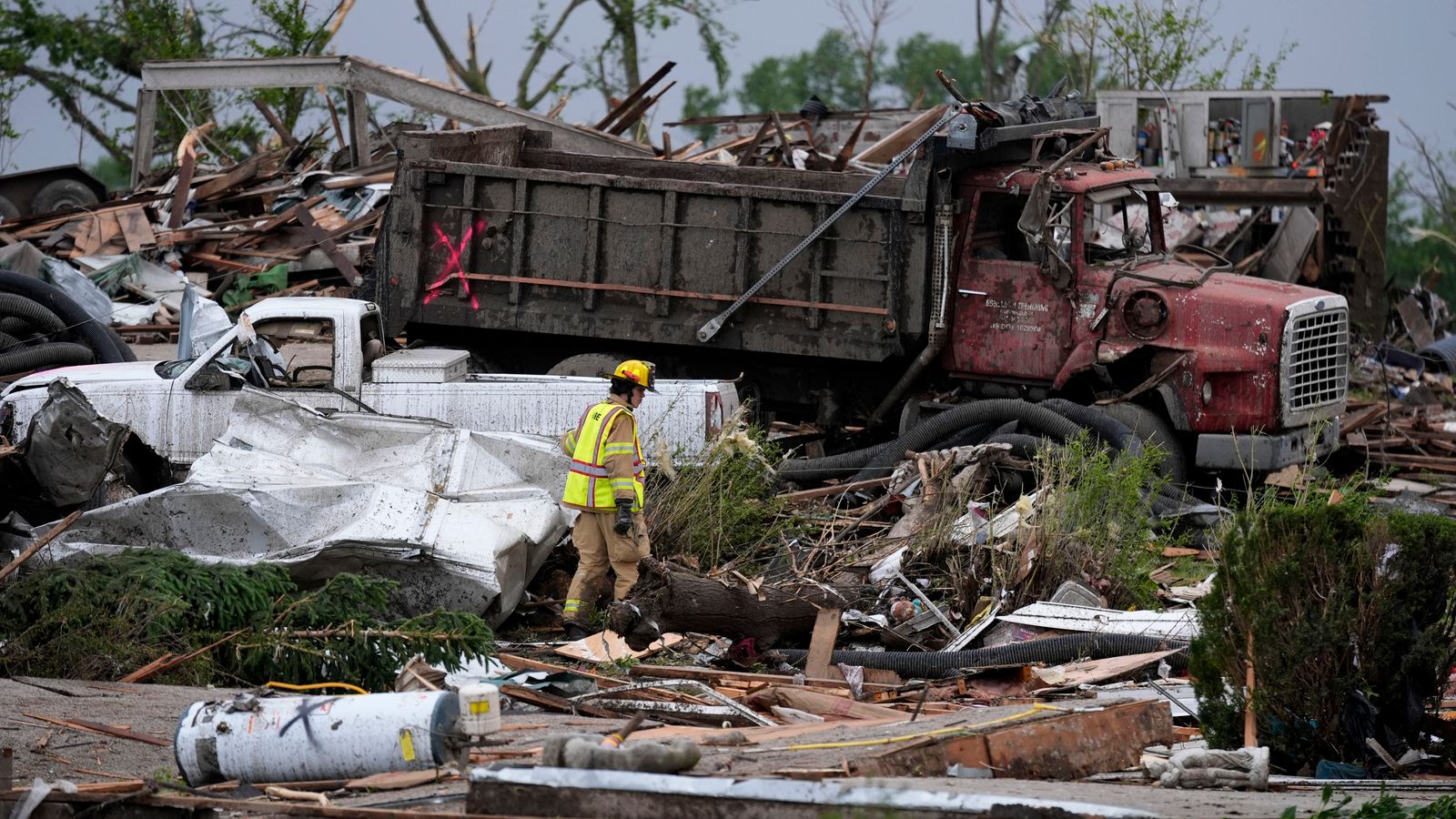 Iowa town flattened as tornadoes cause fatalities and devastation in US ...