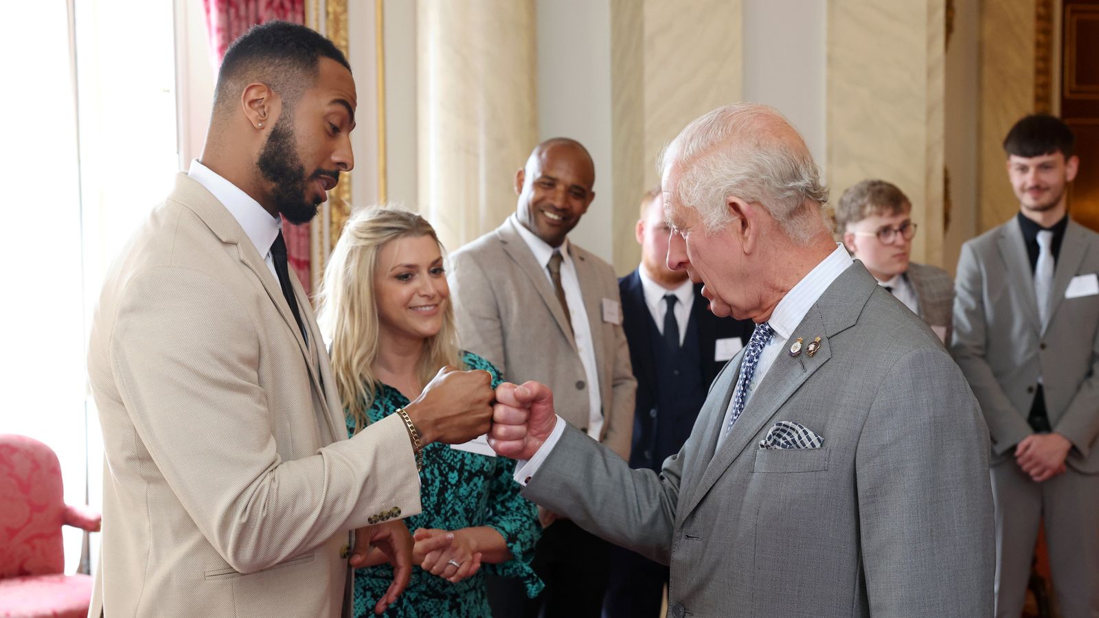 Кралят нарушава конвенцията с юмрук в Бъкингамския дворец, докато поздравява победителите от Prince`s Trust Awards