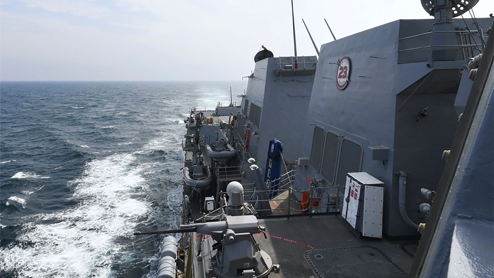 Гневът на Китай, докато американският военен кораб USS Halsey плава през Тайванския проток
