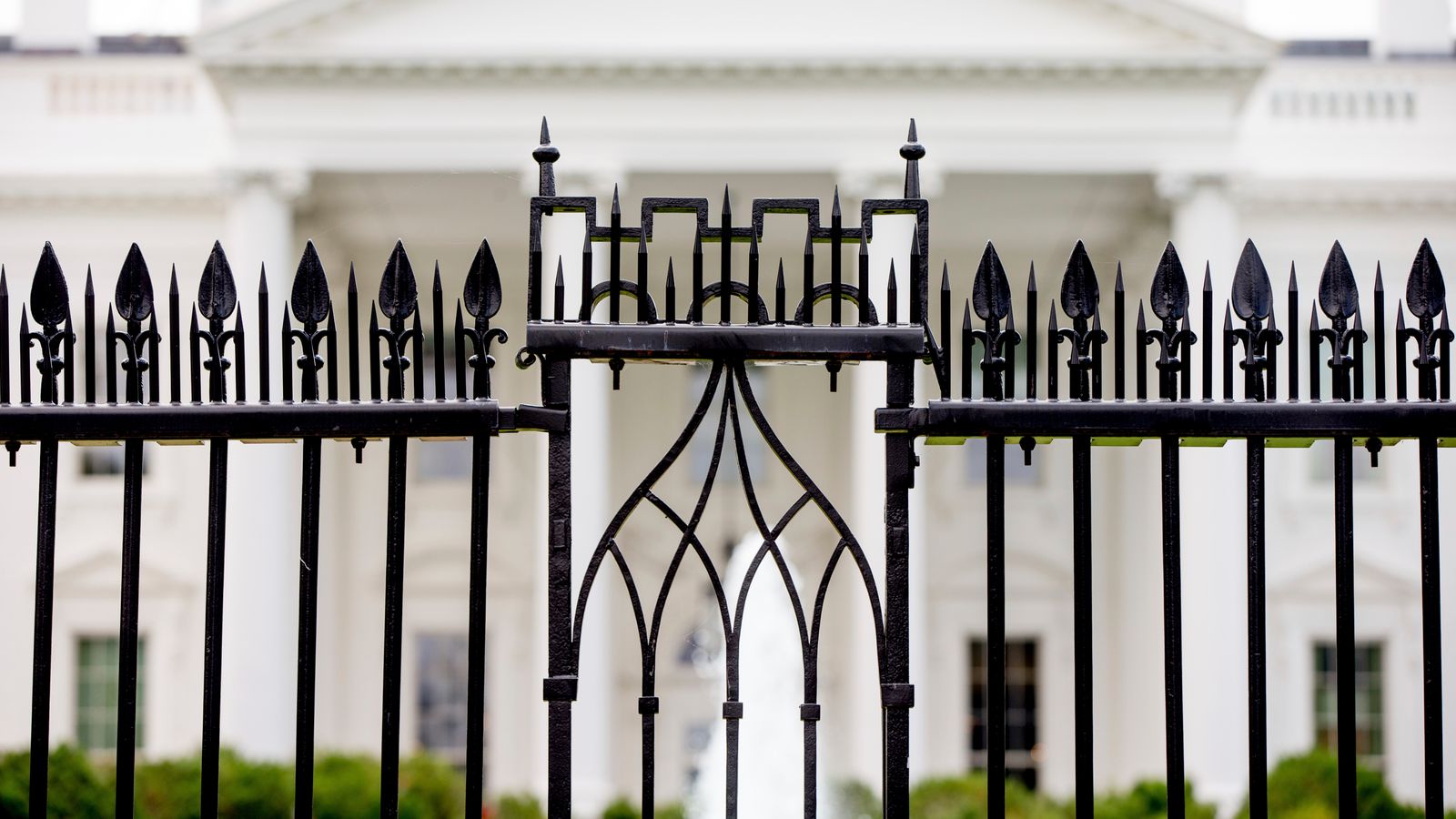 Un conducteur décède après avoir percuté la porte de la Maison Blanche |  Actualités américaines
