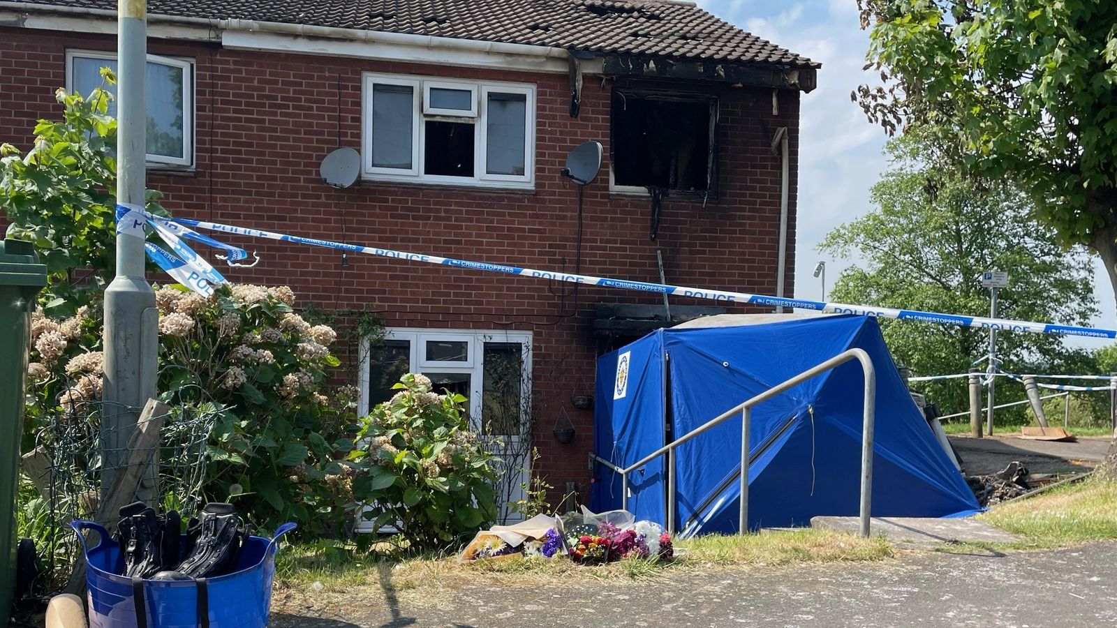 Трети мъж е арестуван след две жени, убити при пожар в къща в Улвърхемптън