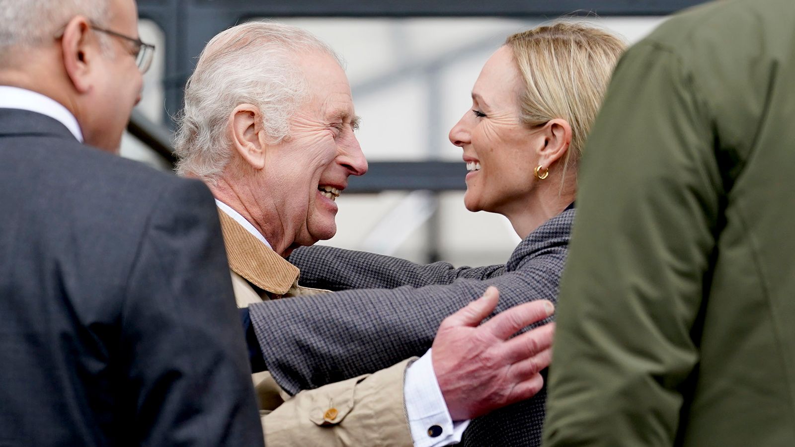 Король Чарльз получает теплый королевский прием от Зары Тиндалл на Виндзорской выставке лошадей |  Новости Великобритании