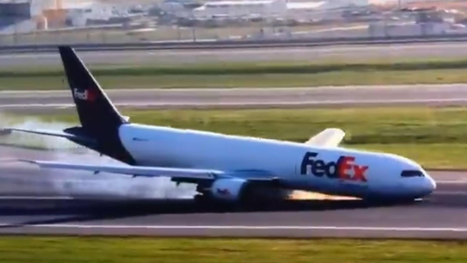Front of plane skids along runway as it touches down without front landing gear