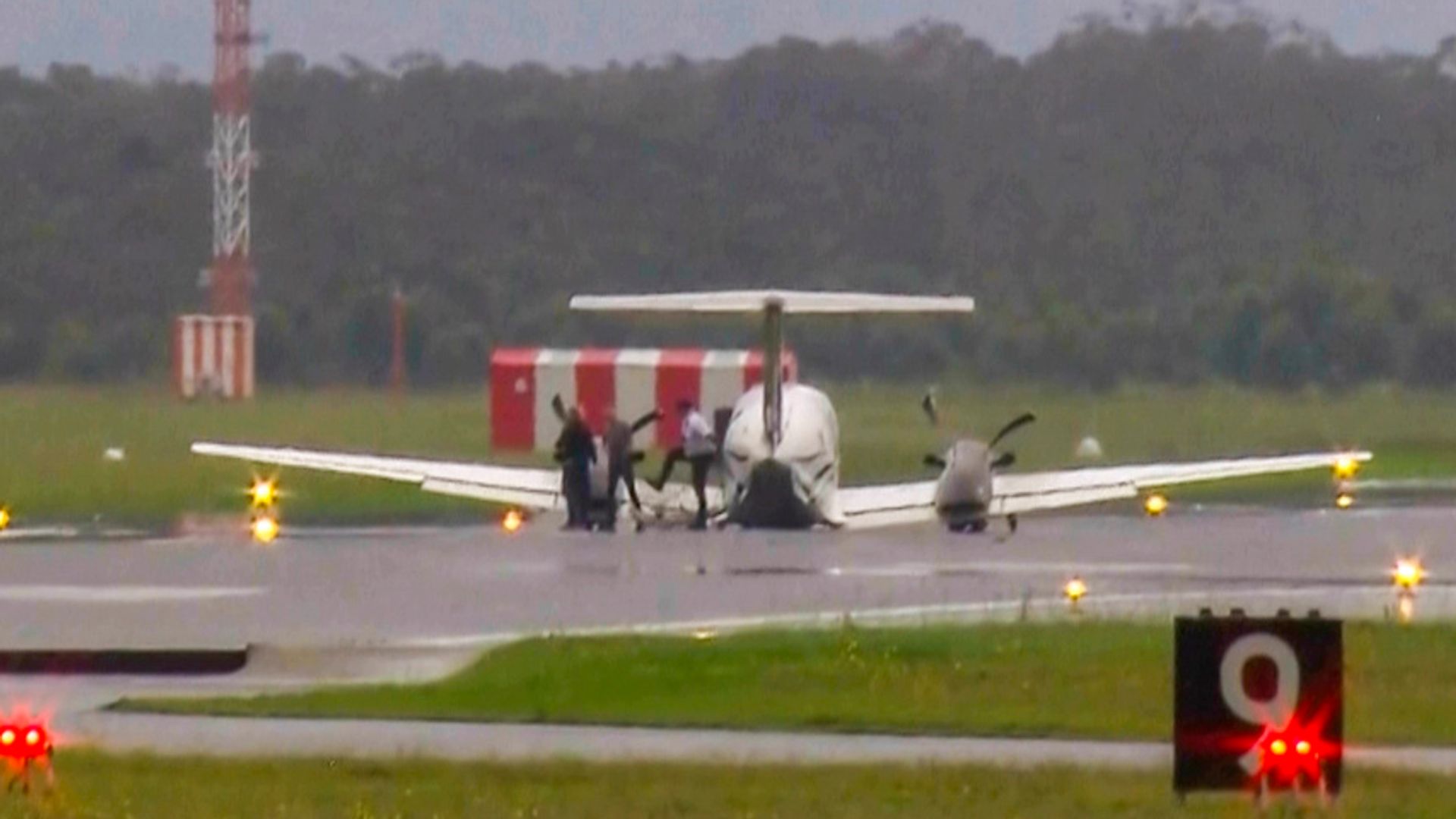 'The pilot was awesome': Plane touches down safely without landing gear