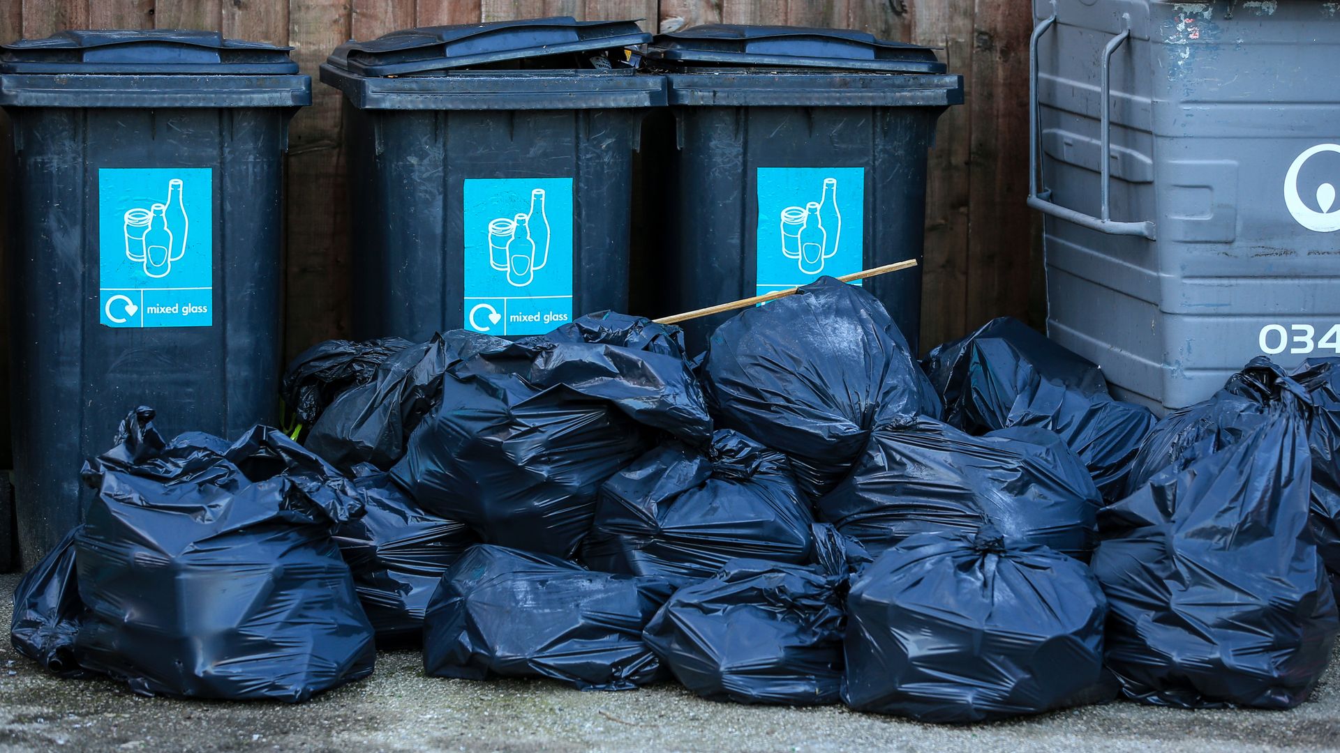 Recyclables to go in one bin under simpler collection rules in England