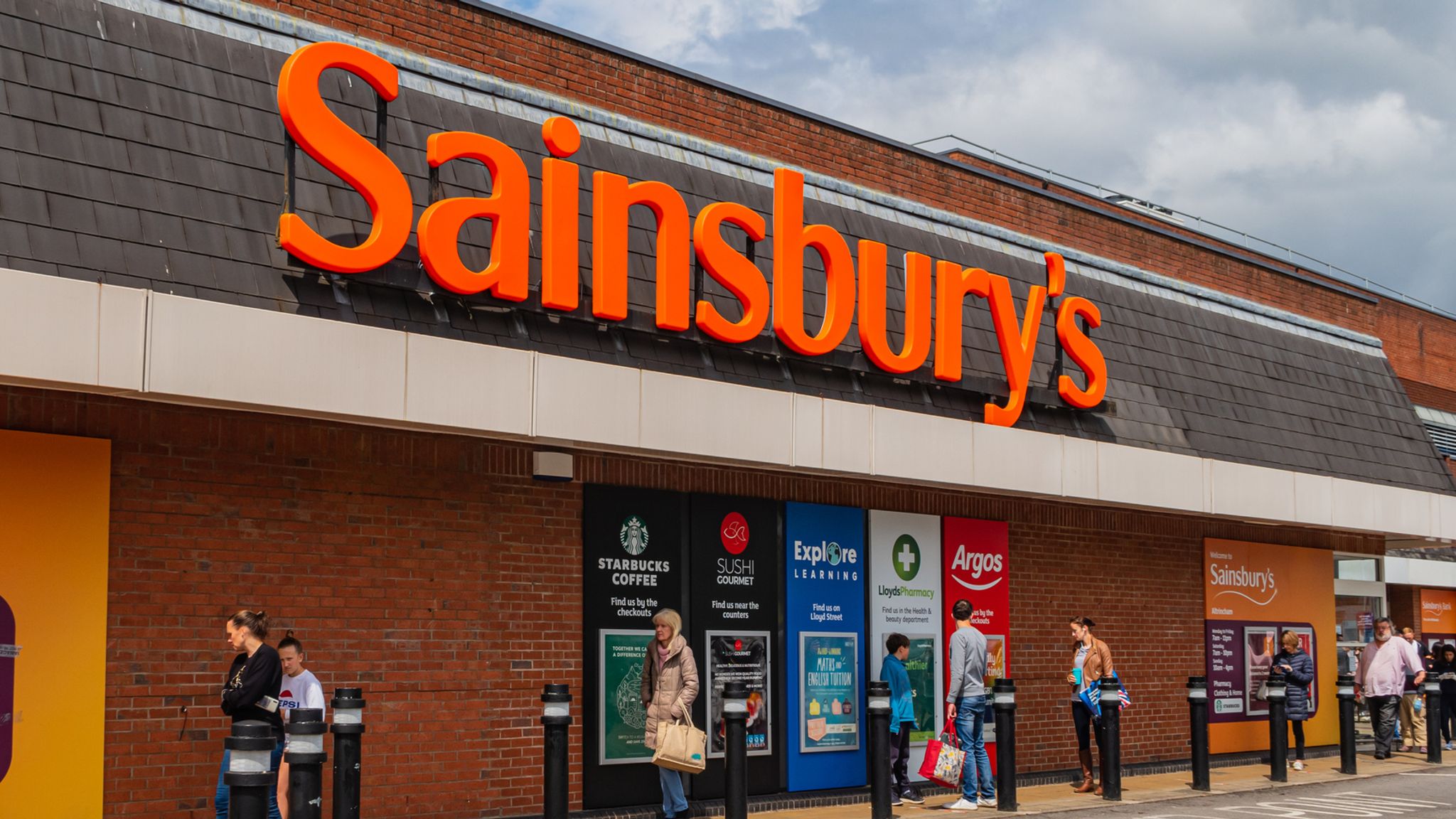 Sainsburys to Close Cafés Cut 3000 Jobs in Major Restructure