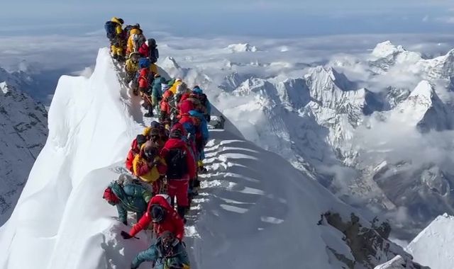 Mount Everest summit overcrowded with hundreds of climbers near peak ...