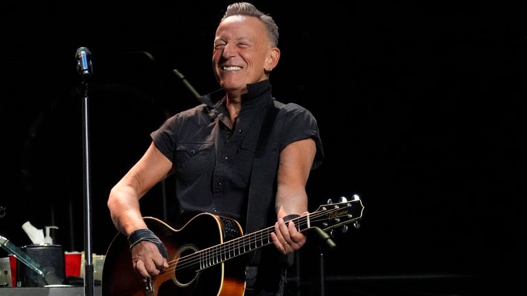 Bruce Springsteen se produit lors de son concert avec le E Street Band au Kia Forum, le dimanche 7 avril 2024, à Inglewood, en Californie (AP Photo/Chris Pizzello)