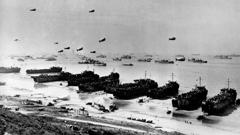 FOTO: Archivo AP - Esta es la escena a lo largo de parte de la playa de Omaha en junio de 1944, durante la Operación Overlord, el nombre en clave de la invasión aliada de la costa francesa de Normandía durante la Segunda Guerra Mundial.  La invasión del Día D que ayudó a cambiar el curso de la Segunda Guerra Mundial no tuvo precedentes en escala y audacia.  Veteranos y figuras mundiales celebran el 79º aniversario de la operación.  (Foto AP, archivo)