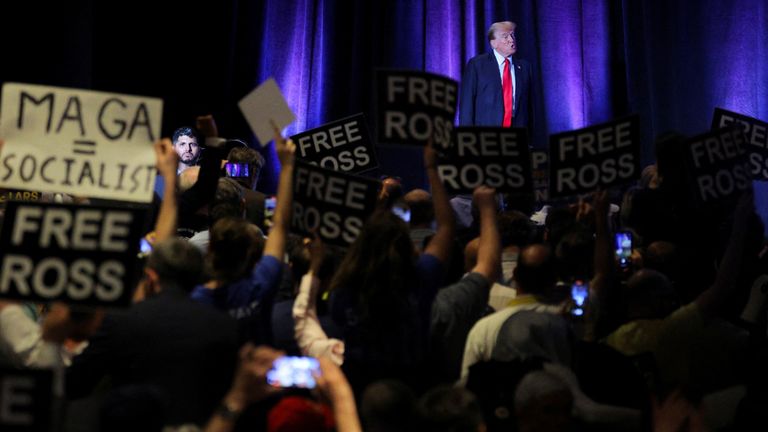'自由罗斯'当唐纳德·特朗普在华盛顿向自由主义者发表讲话时，标语升起。图片：路透社
