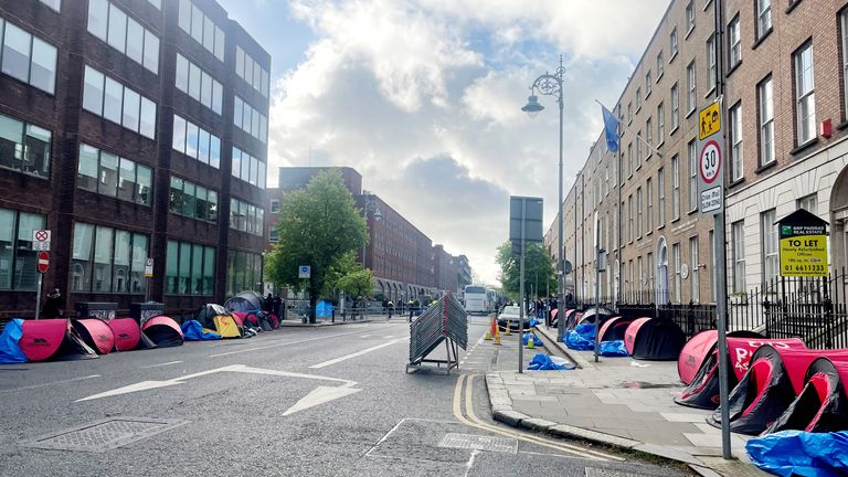 Authorities begin an operation to move asylum seekers who have been sleeping in tents on Mount Street in central Dublin .
Pic: PA