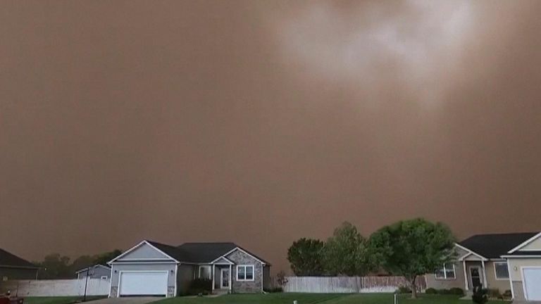 Heavy dust storm engulfs homes in Kansas