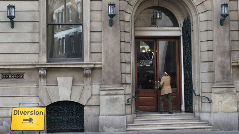 A man enters the entrance to the Garrick Club, a private member&#39;s club in London, Britain, April 4, 2024 REUTERS/Suzanne Plunkett