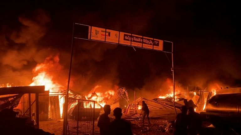 Nach einem israelischen Überfall auf ein für vertriebene Palästinenser vorgesehenes Gebiet inmitten des anhaltenden Konflikts zwischen Israel und der Hamas in Rafah im südlichen Gazastreifen brennen Brände, in diesem Standbild aus einem Video vom 26. Mai 2024. Reuters TV/Reuters TPX Bilder des Tages
