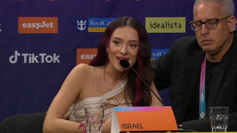 Eurovisiedeelnemer plaagt op persconferentie