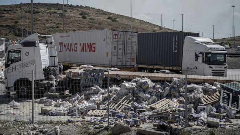 Israeli protesters block aid convoy heading for Gaza | World News | Sky