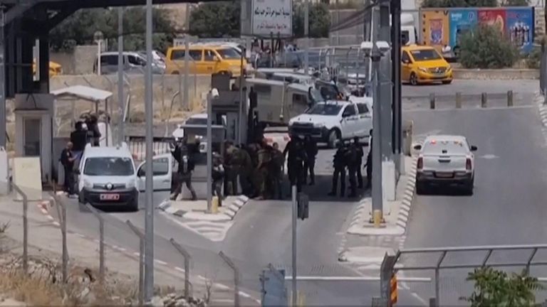 Israeli police shoot dead man who brandished screwdriver at crossing outside Jerusalem
