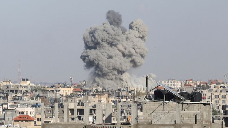 FILE PHOTO: Smoke rises following Israeli strikes, amid the ongoing conflict between Israel and the Palestinian Islamist group Hamas, in Rafah in the southern Gaza Strip May 6, 2024. REUTERS/Hatem Khaled/File Photo
