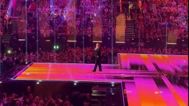 Fans boo as Dutch singer does not sing at Eurovision
